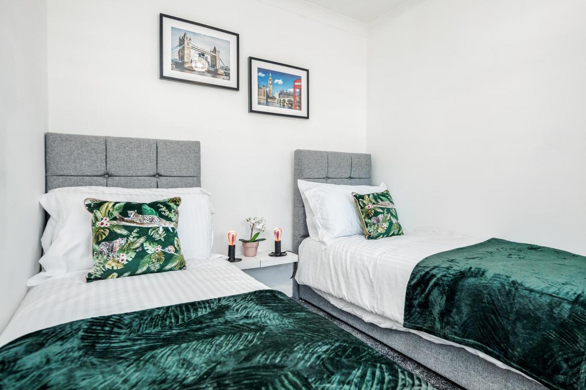 West Drayton  Heathrow 2-Bedroom Maisonette With Parking מראה חיצוני תמונה