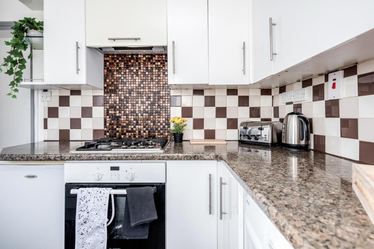 West Drayton  Heathrow 2-Bedroom Maisonette With Parking מראה חיצוני תמונה