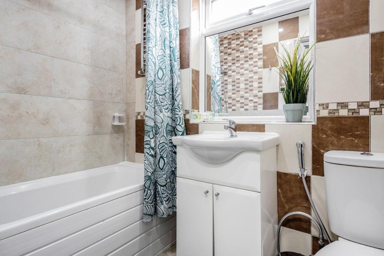 West Drayton  Heathrow 2-Bedroom Maisonette With Parking מראה חיצוני תמונה