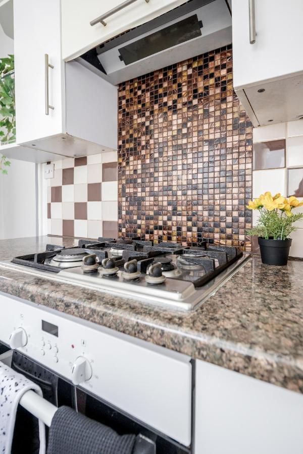 West Drayton  Heathrow 2-Bedroom Maisonette With Parking מראה חיצוני תמונה